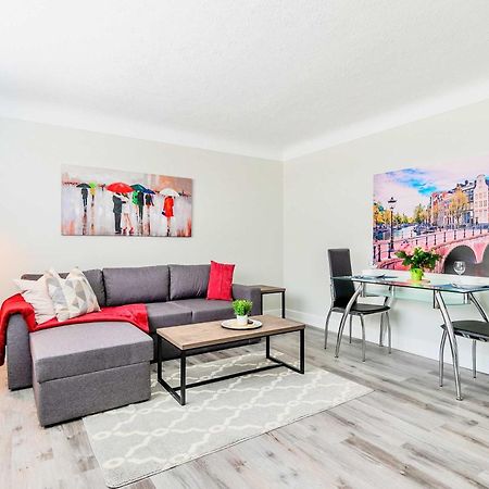 Modern Apartment In Corktown Hamilton Sleeps 4 ภายนอก รูปภาพ