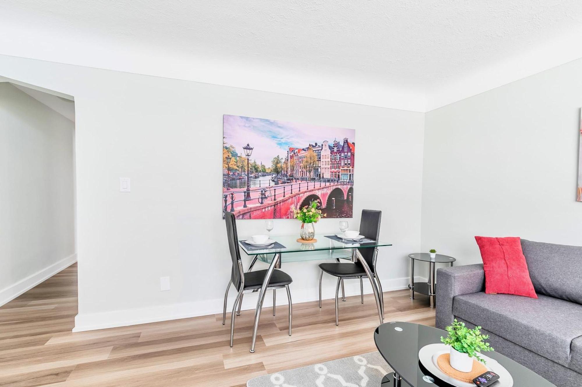 Modern Apartment In Corktown Hamilton Sleeps 4 ภายนอก รูปภาพ