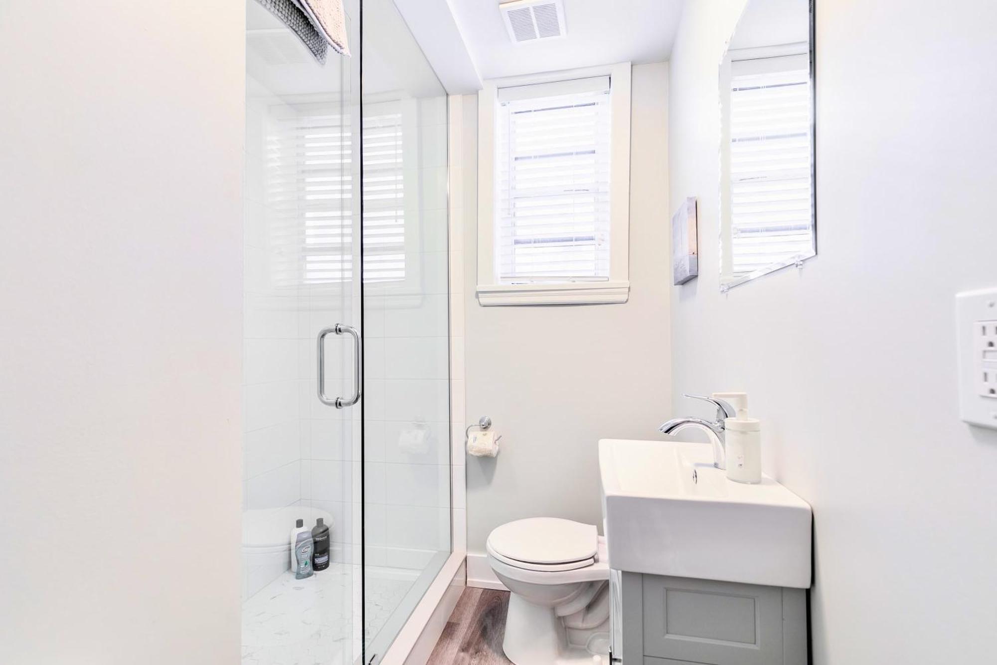 Modern Apartment In Corktown Hamilton Sleeps 4 ภายนอก รูปภาพ