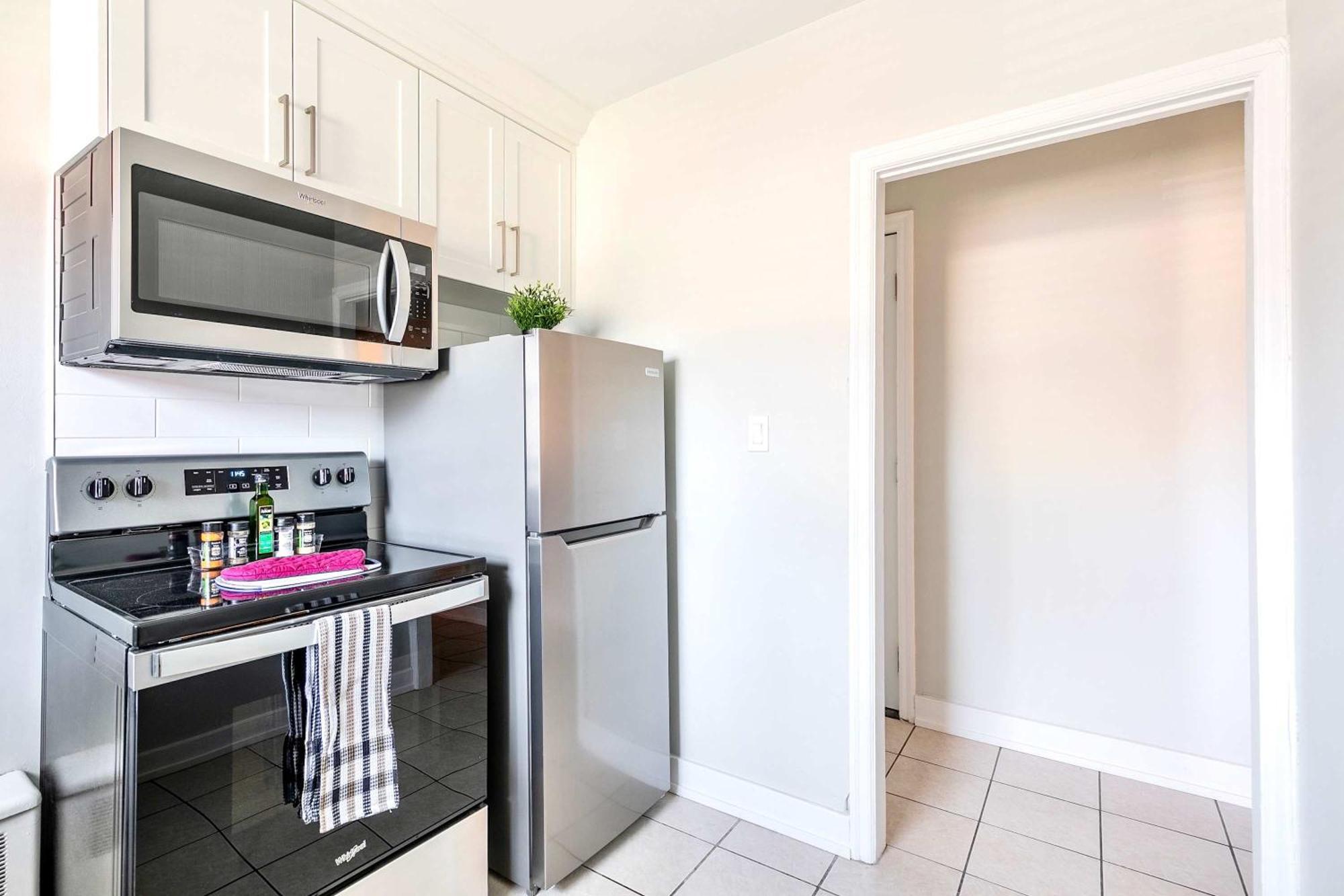 Modern Apartment In Corktown Hamilton Sleeps 4 ภายนอก รูปภาพ