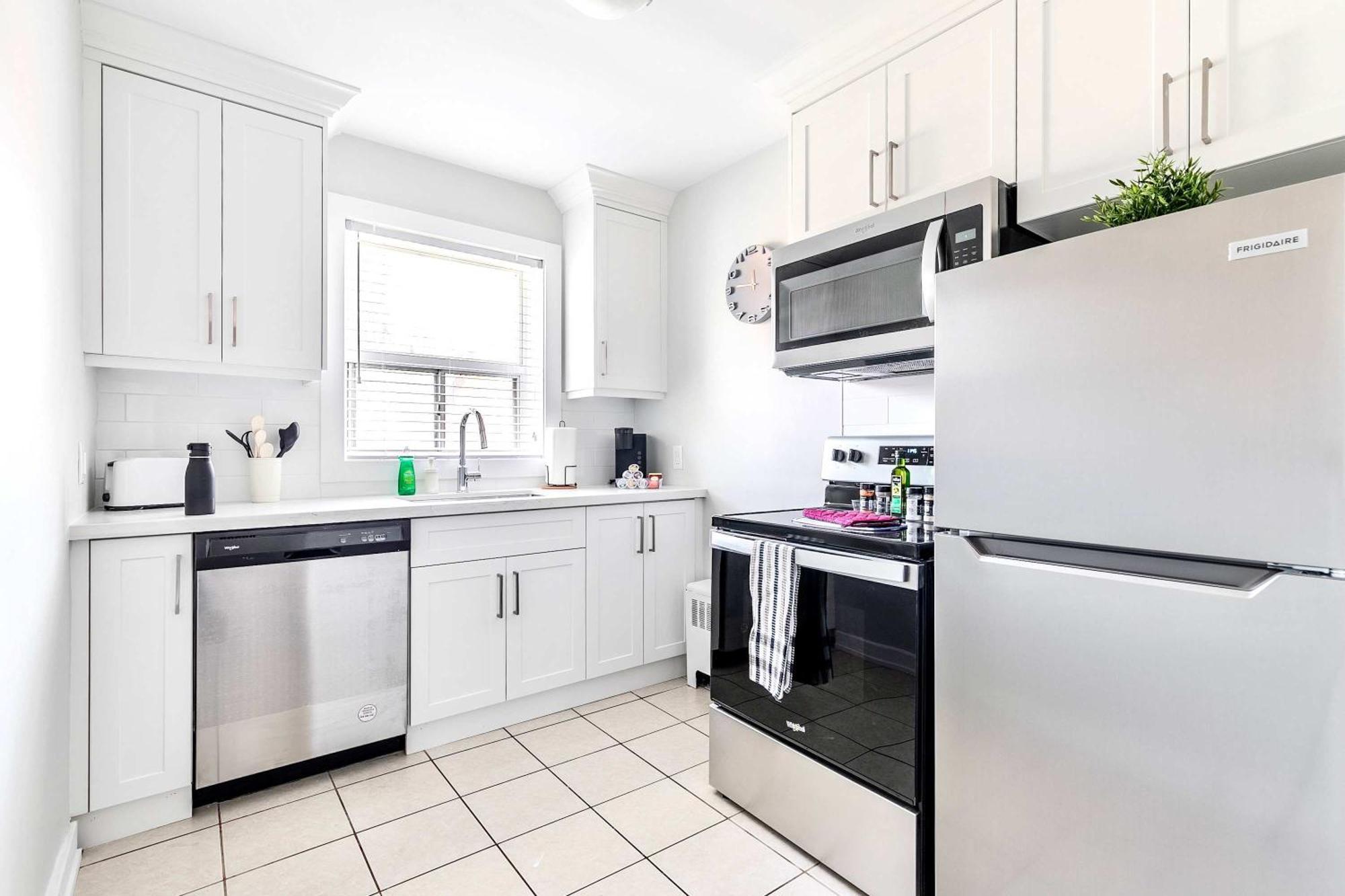 Modern Apartment In Corktown Hamilton Sleeps 4 ภายนอก รูปภาพ